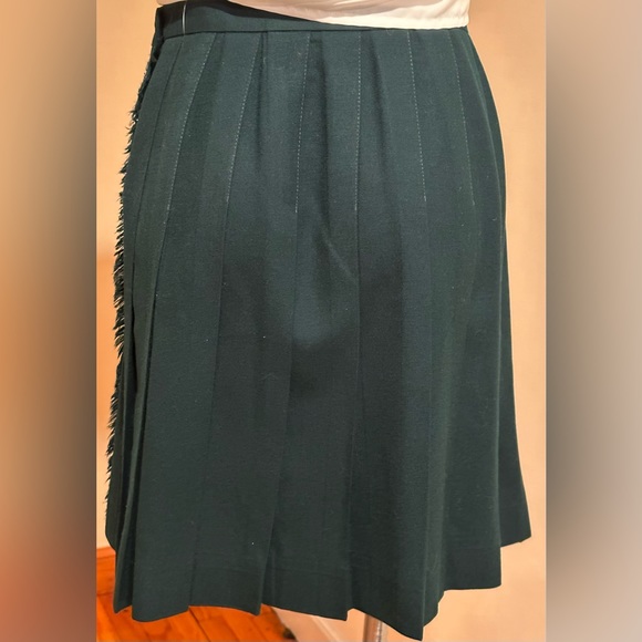 Talbots Green wrap Skirt W Fringe & Big Safety Pin On Side. Pleated Back Sz 10P. - Picture 4 of 9